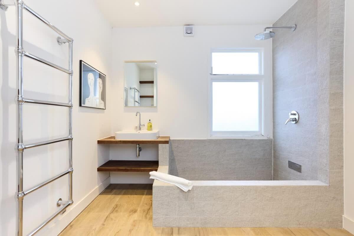 The Rosebery Retreat - Inviting 4BDR with Garden