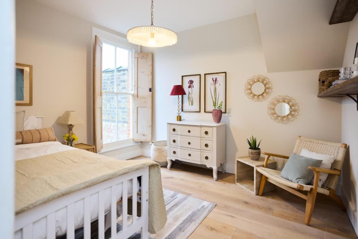 The Rosebery Retreat - Inviting 4BDR with Garden