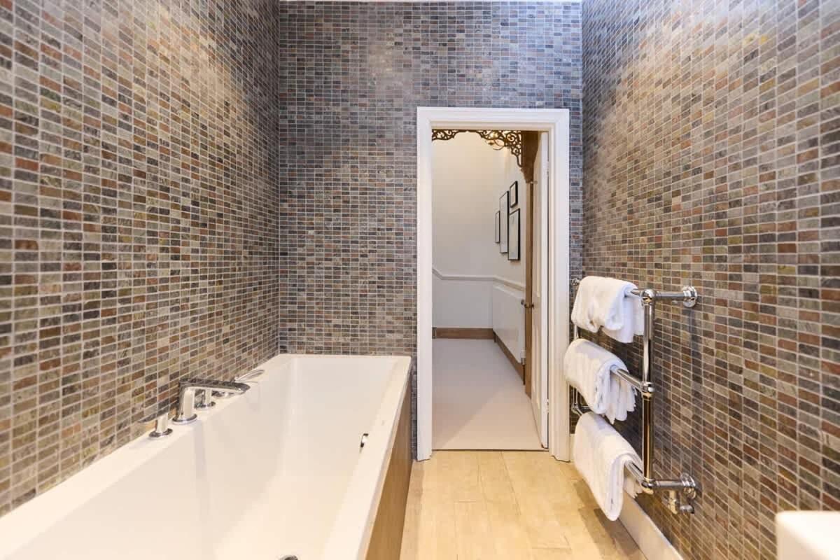 The Rosebery Retreat - Inviting 4BDR with Garden