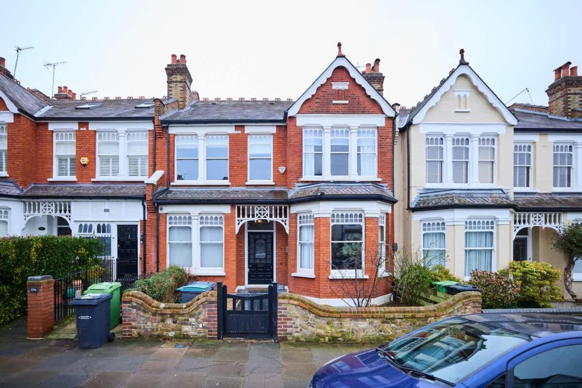 The Rosebery Retreat - Inviting 4BDR with Garden