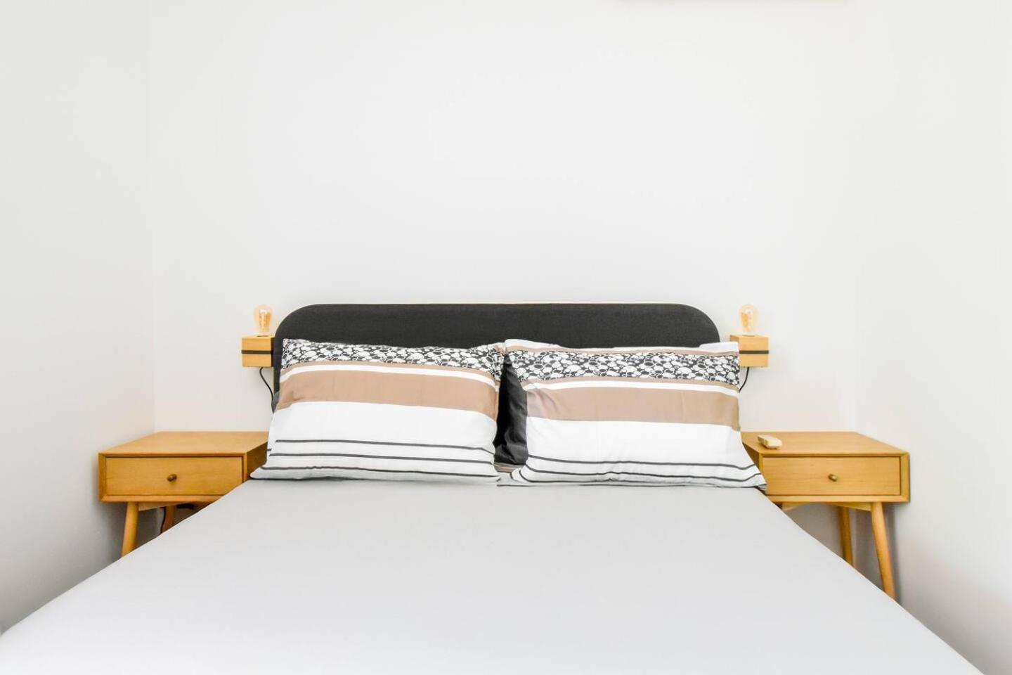 2 Apartments, 2 Parking - Sleeps 8 - Quiet Central