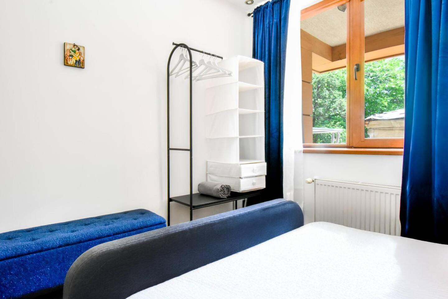 2 Apartments, 2 Parking - Sleeps 8 - Quiet Central