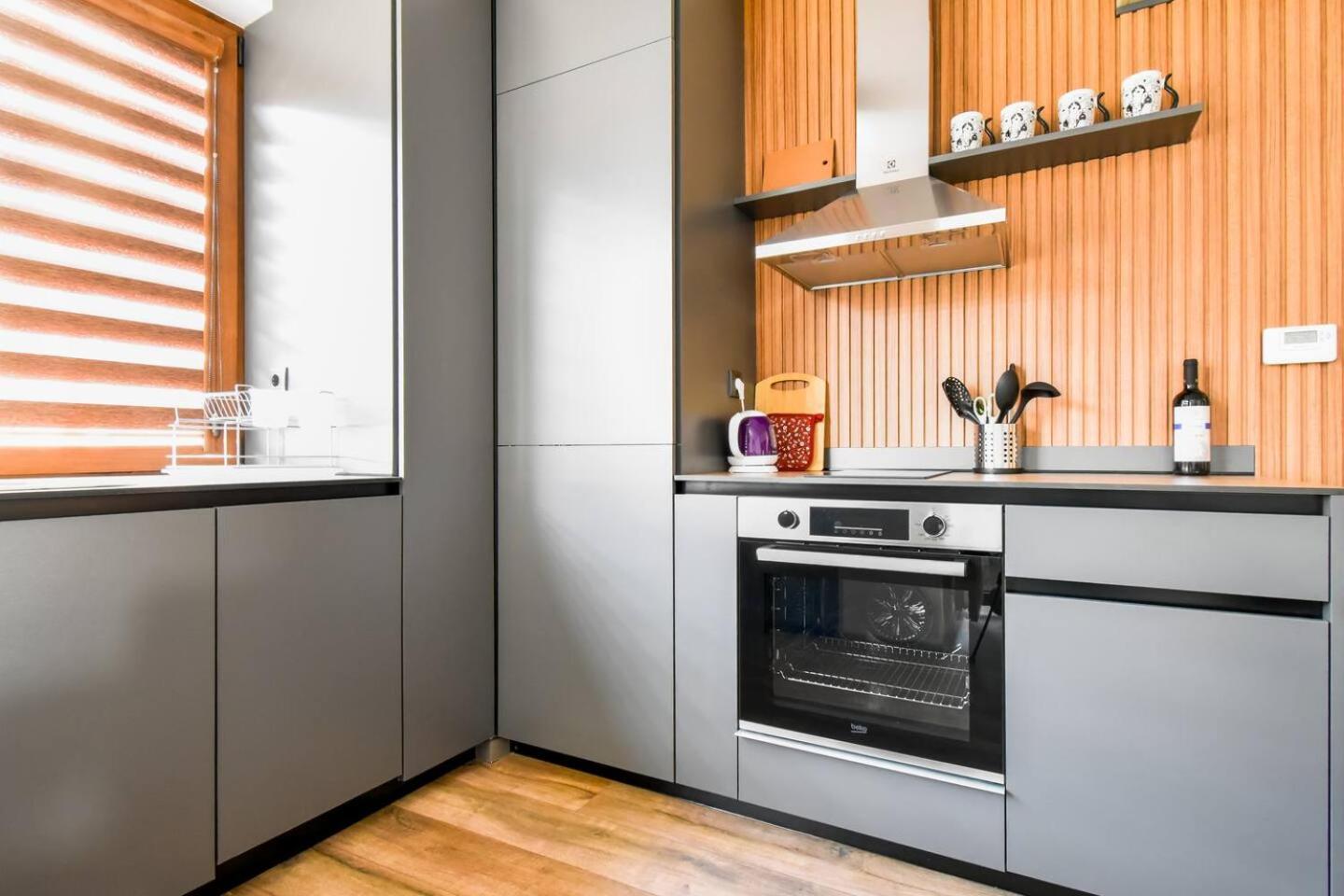 2 Apartments, 2 Parking - Sleeps 8 - Quiet Central