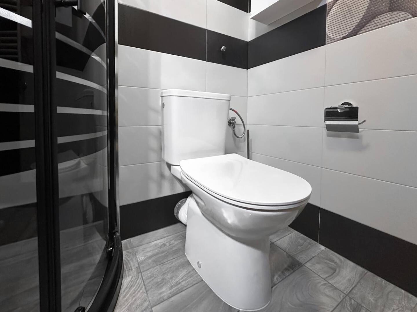 2 Apartments, 2 Parking - Sleeps 8 - Quiet Central
