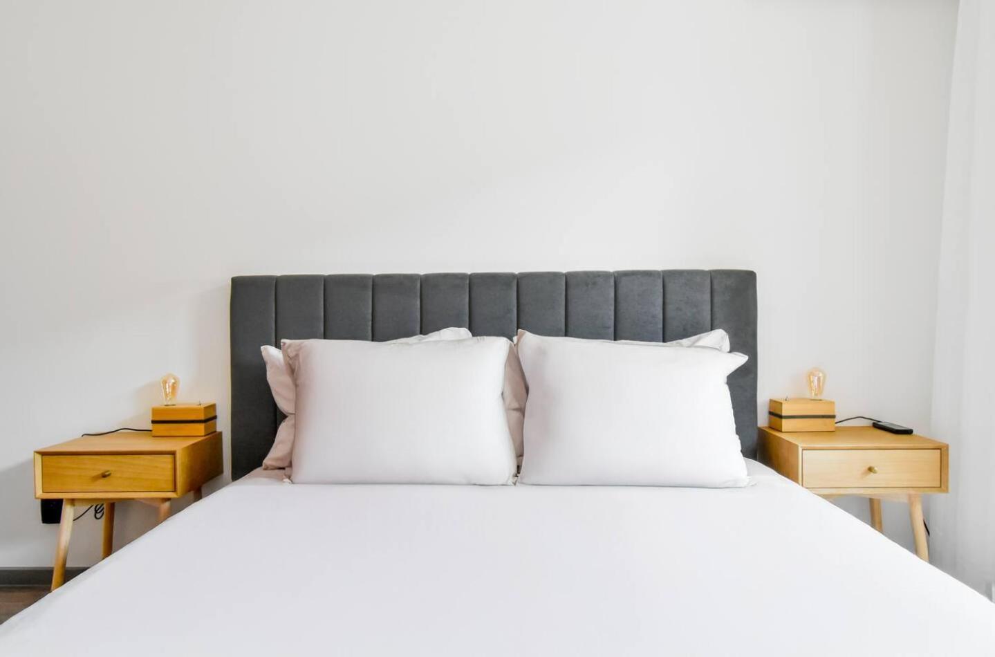 2 Apartments, 2 Parking - Sleeps 8 - Quiet Central