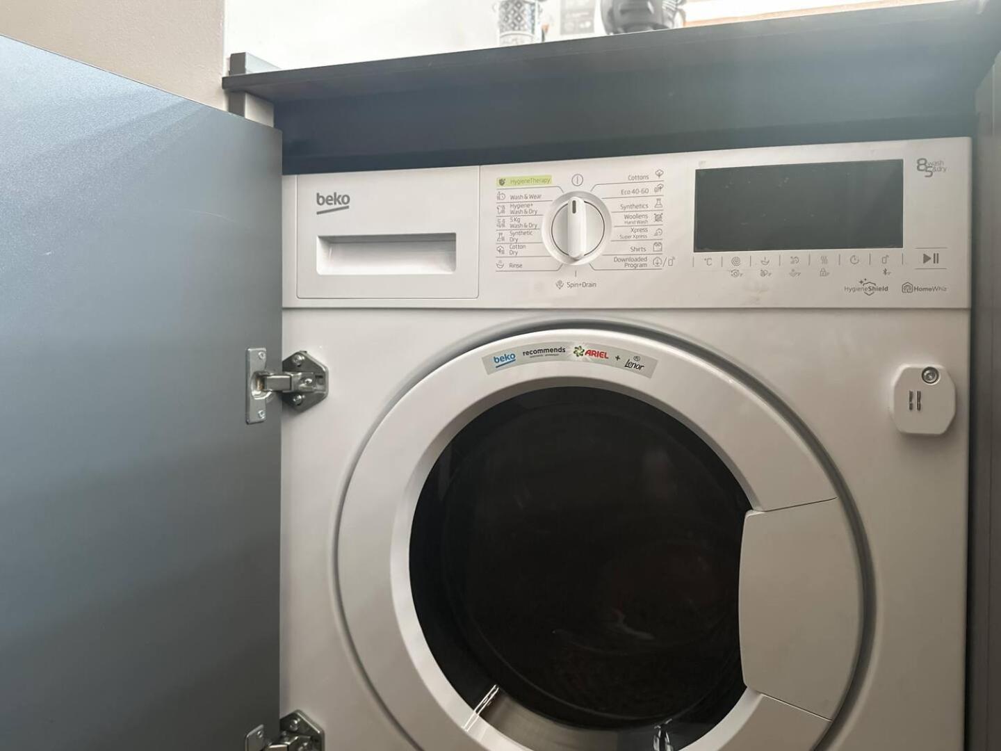 2 Apartments, 2 Parking - Sleeps 8 - Quiet Central