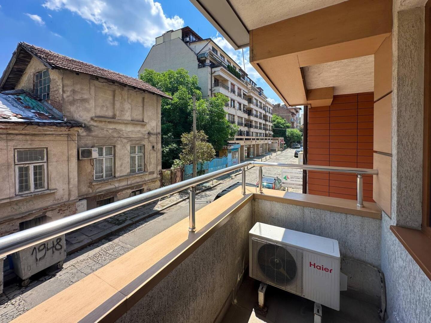 2 Apartments, 2 Parking - Sleeps 8 - Quiet Central