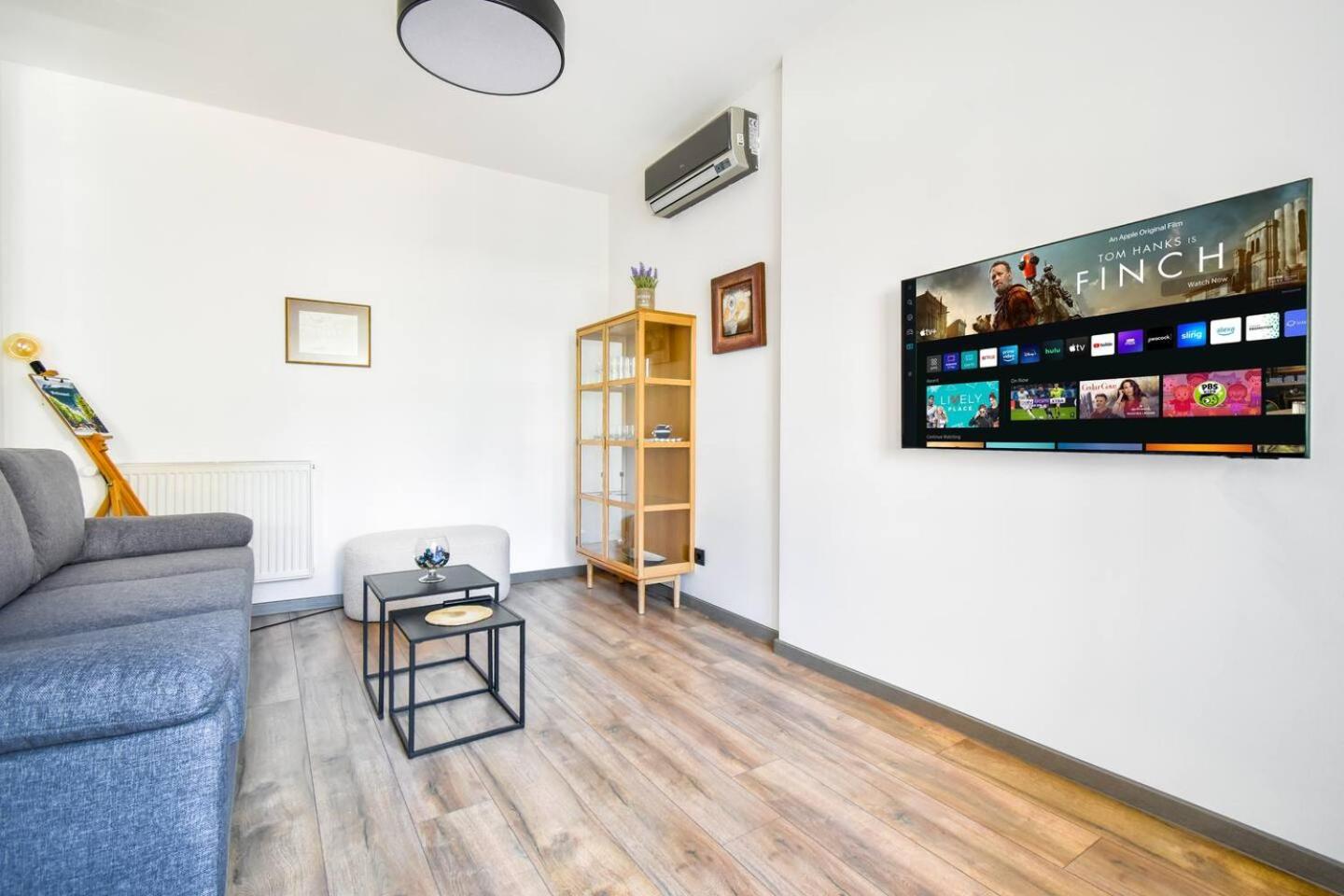 2 Apartments, 2 Parking - Sleeps 8 - Quiet Central