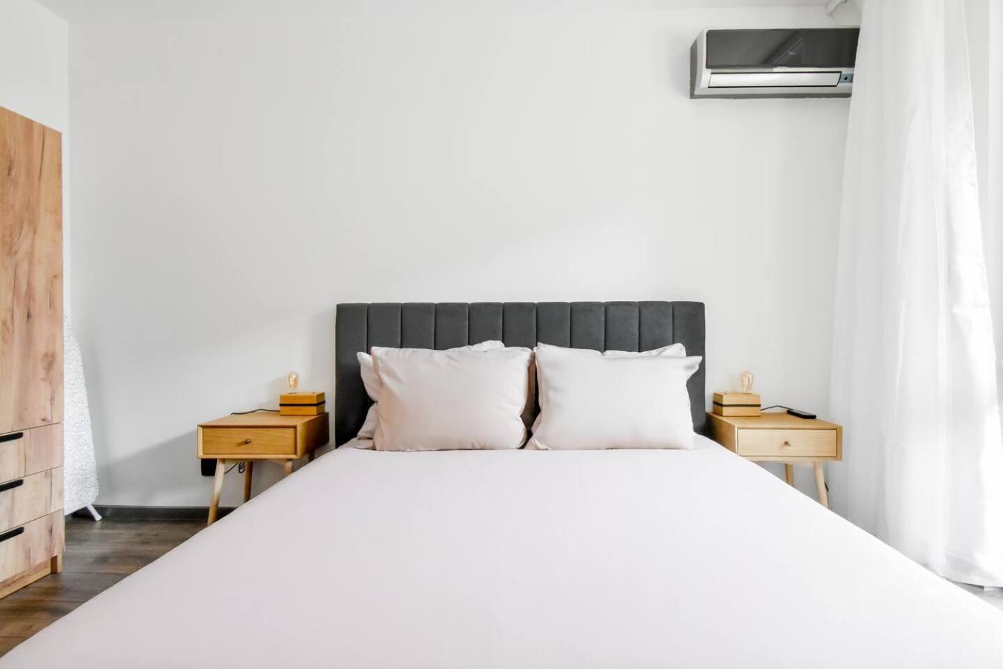 2 Apartments, 2 Parking - Sleeps 8 - Quiet Central