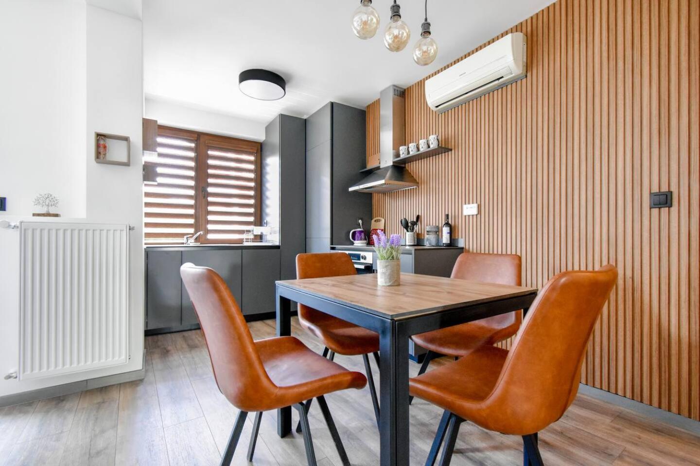 2 Apartments, 2 Parking - Sleeps 8 - Quiet Central