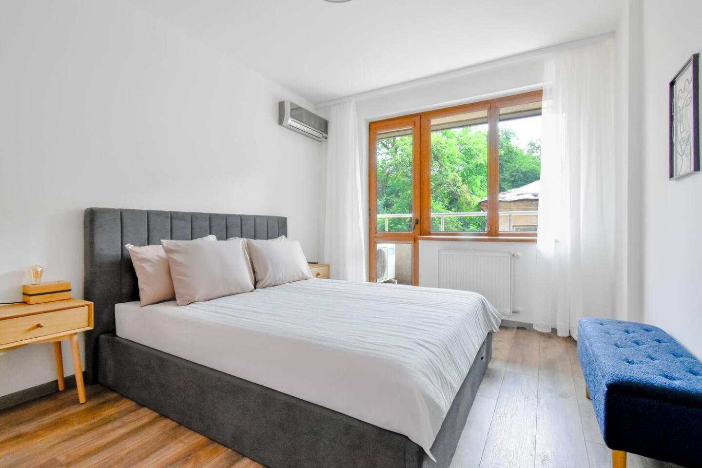 2 Apartments, 2 Parking - Sleeps 8 - Quiet Central