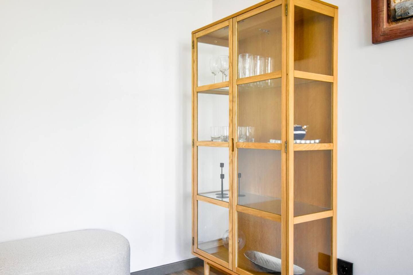 2 Apartments, 2 Parking - Sleeps 8 - Quiet Central