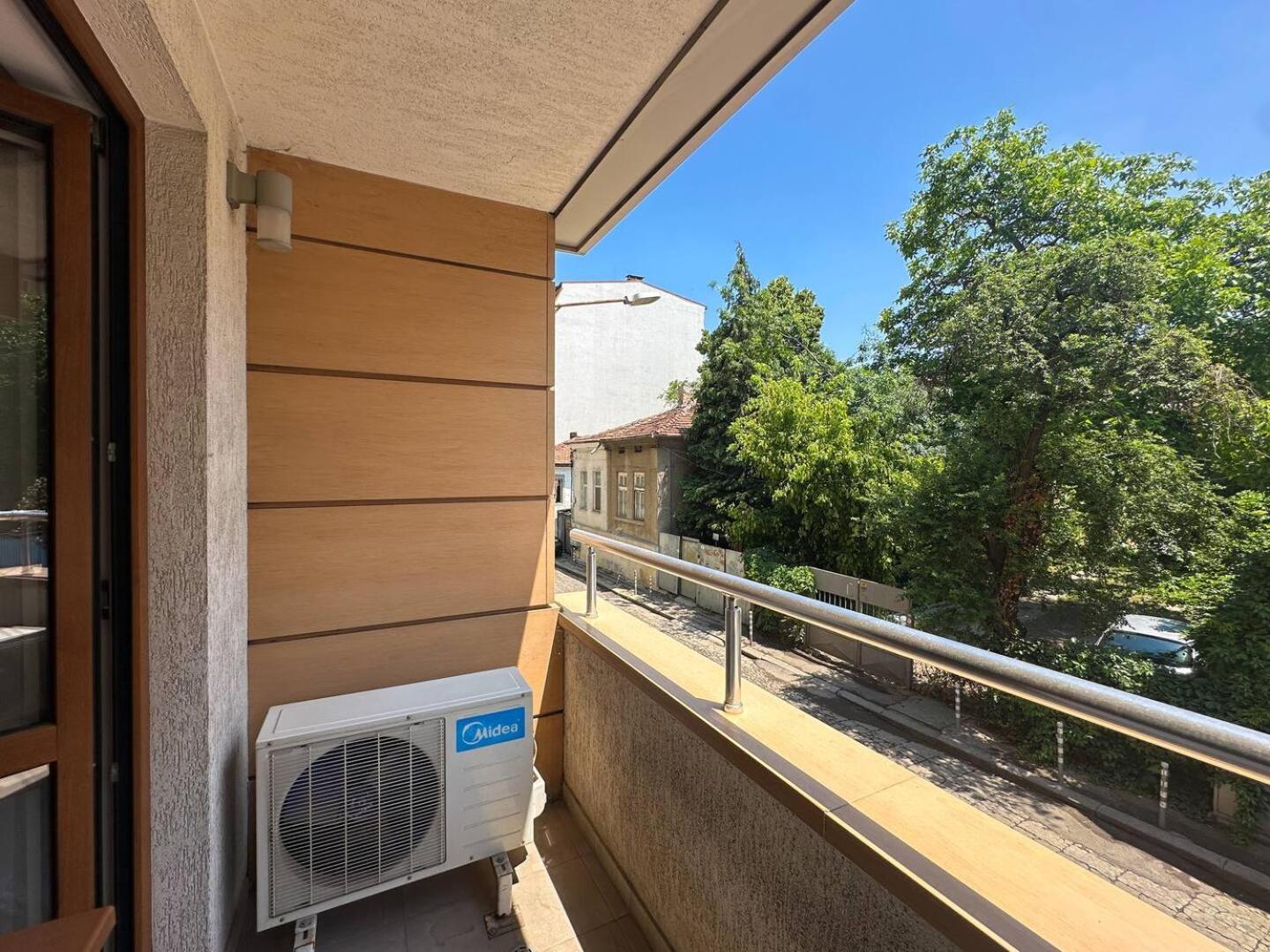 2 Apartments, 2 Parking - Sleeps 8 - Quiet Central