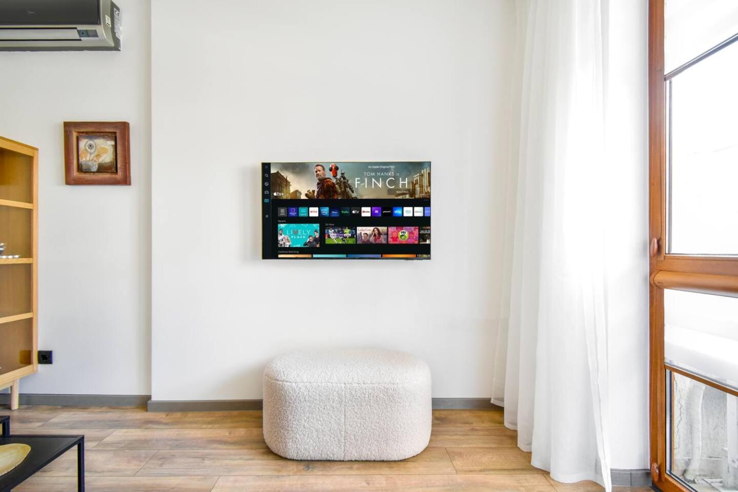 2 Apartments, 2 Parking - Sleeps 8 - Quiet Central