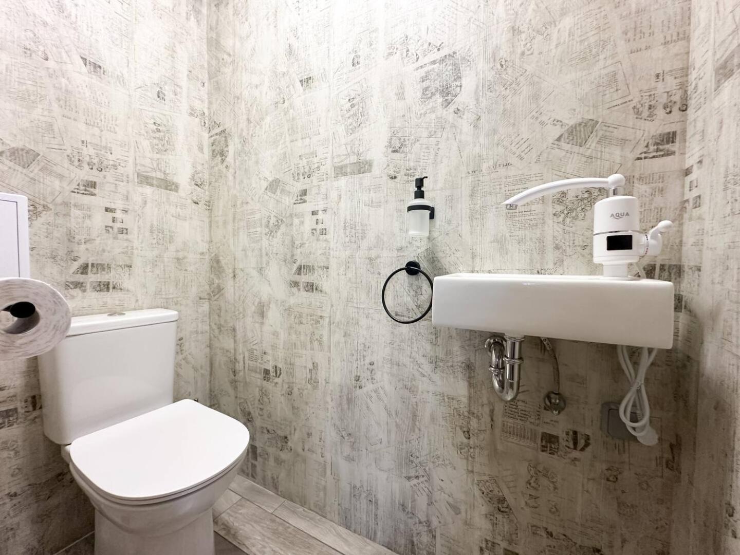 2 Apartments, 2 Parking - Sleeps 8 - Quiet Central