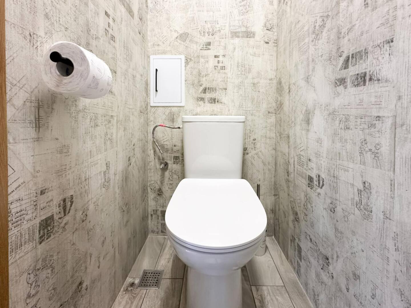2 Apartments, 2 Parking - Sleeps 8 - Quiet Central