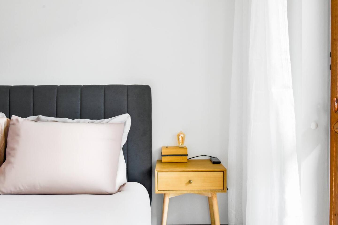 2 Apartments, 2 Parking - Sleeps 8 - Quiet Central