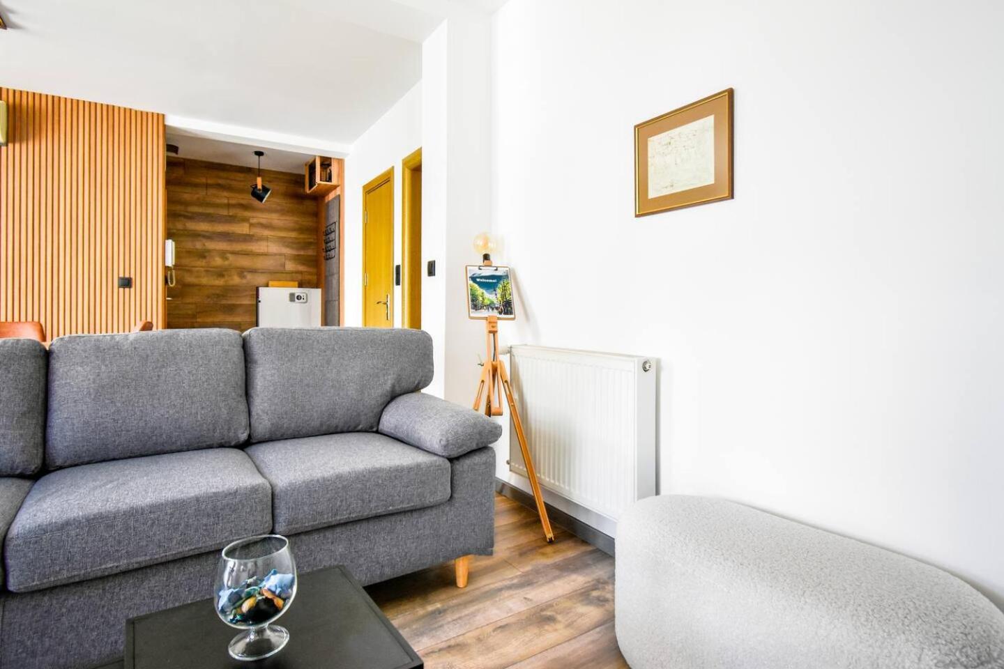 2 Apartments, 2 Parking - Sleeps 8 - Quiet Central