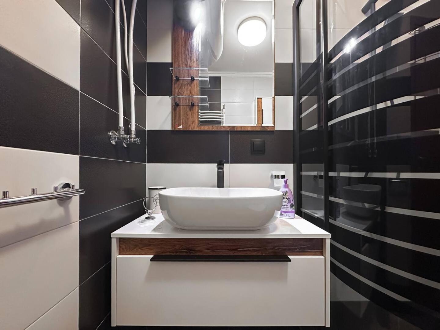 2 Apartments, 2 Parking - Sleeps 8 - Quiet Central