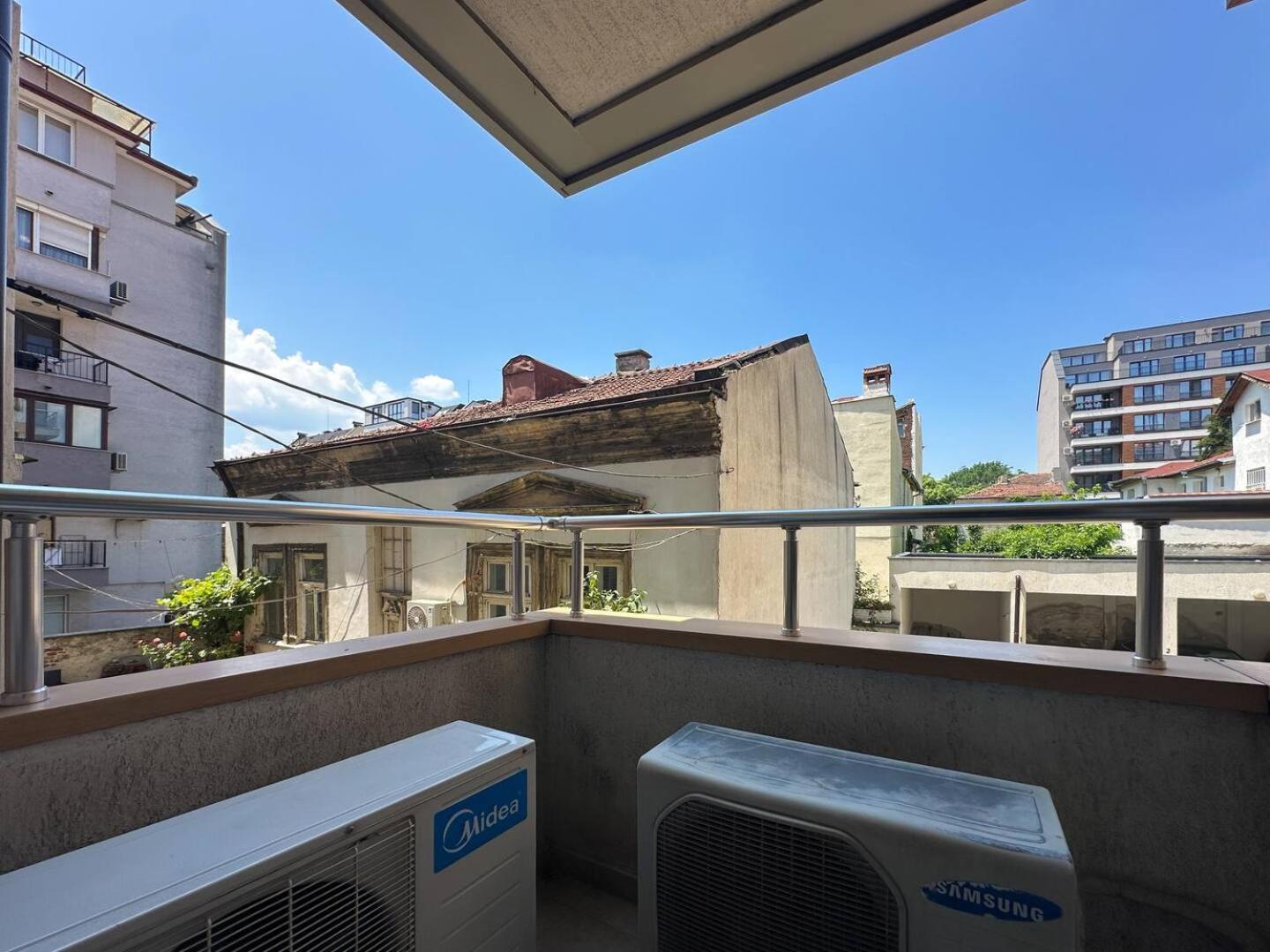 2 Apartments, 2 Parking - Sleeps 8 - Quiet Central