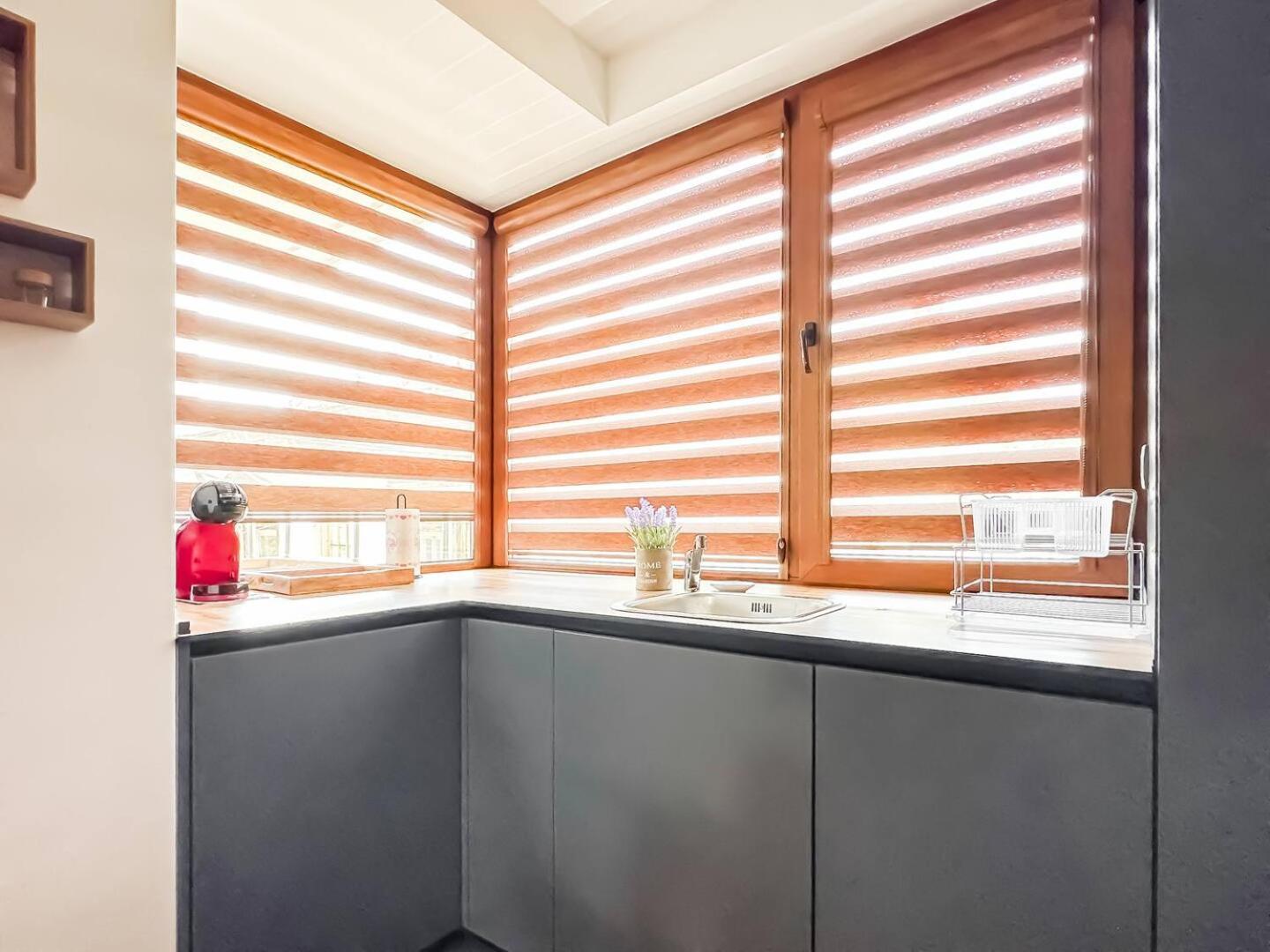 2 Apartments, 2 Parking - Sleeps 8 - Quiet Central