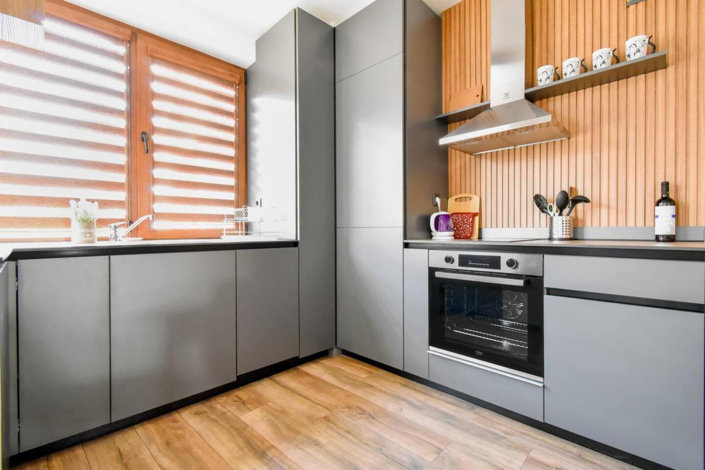 2 Apartments, 2 Parking - Sleeps 8 - Quiet Central