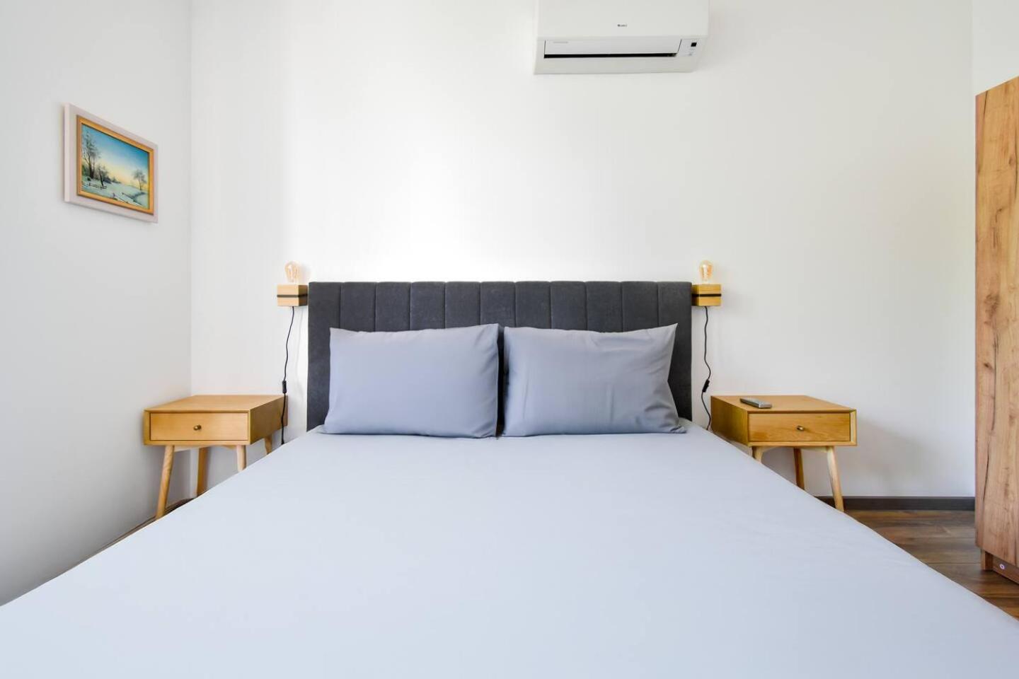 2 Apartments, 2 Parking - Sleeps 8 - Quiet Central