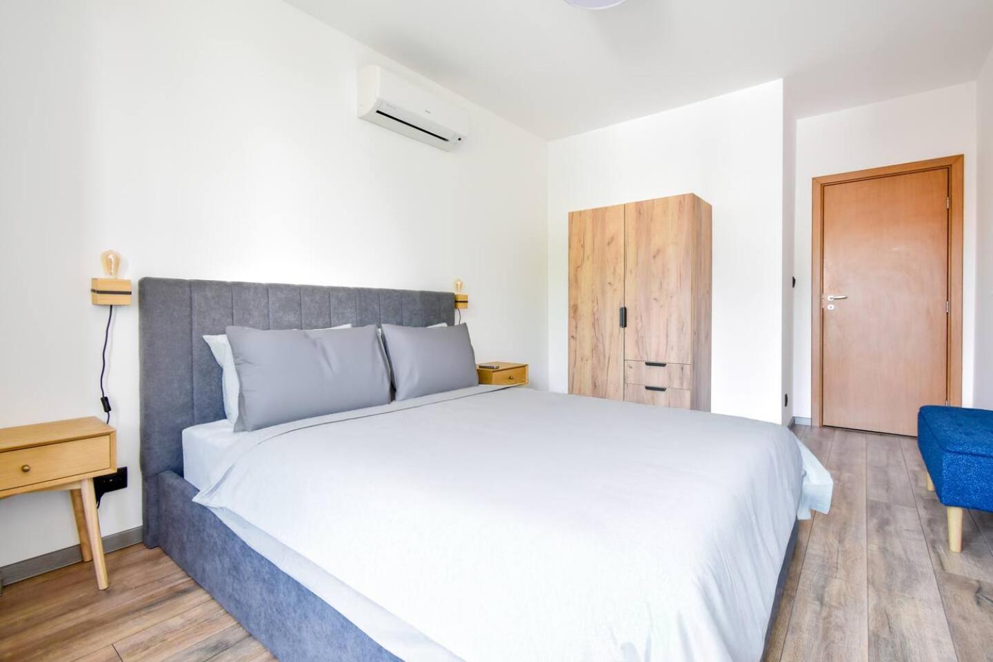 2 Apartments, 2 Parking - Sleeps 8 - Quiet Central