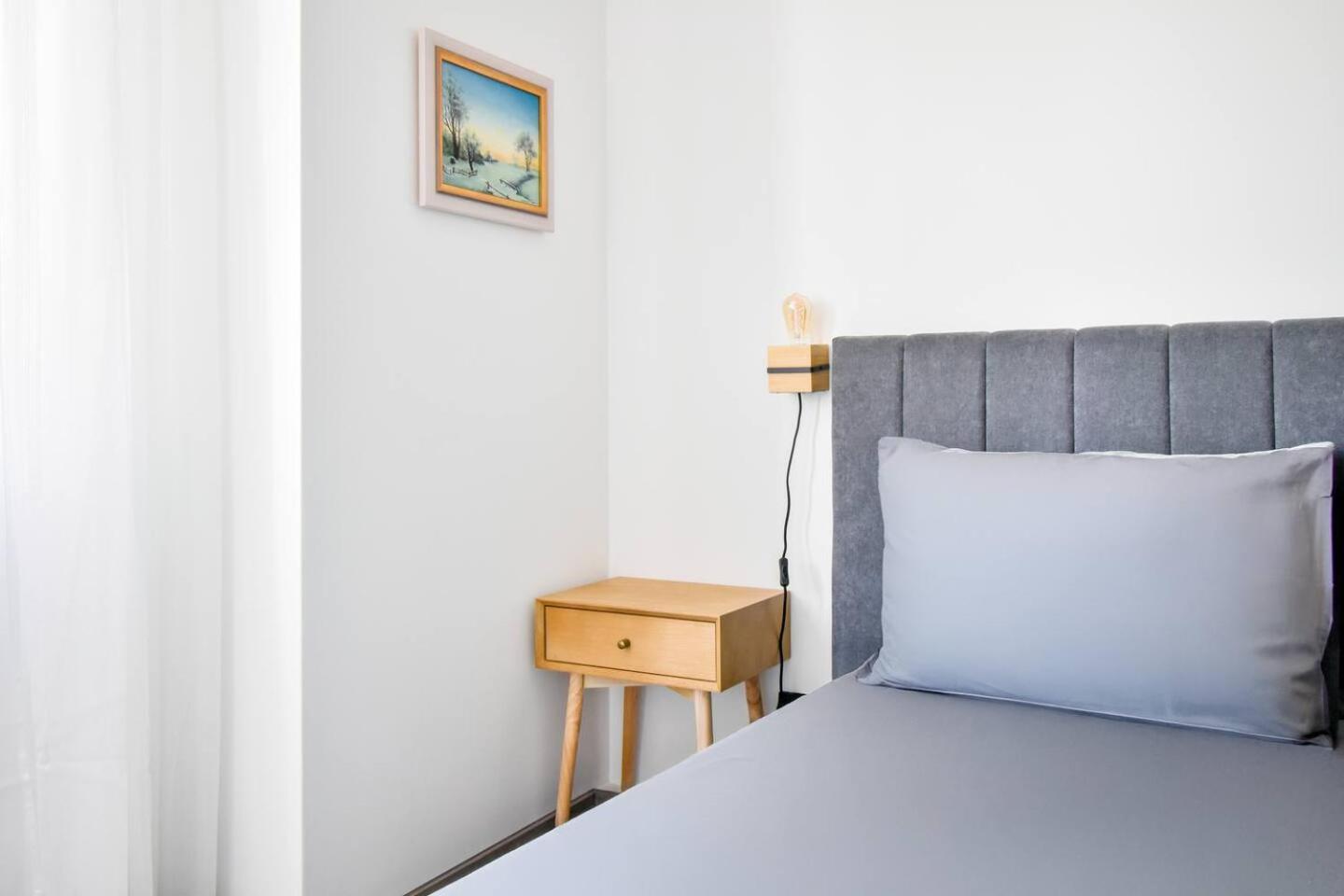 2 Apartments, 2 Parking - Sleeps 8 - Quiet Central