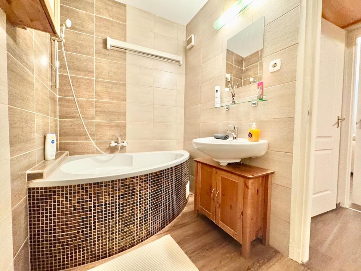 T27 Apartment Free Parking