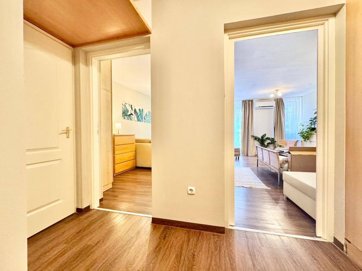 T27 Apartment Free Parking