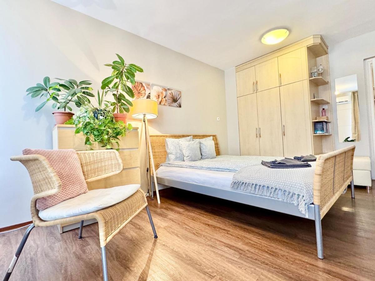 T27 Apartment Free Parking