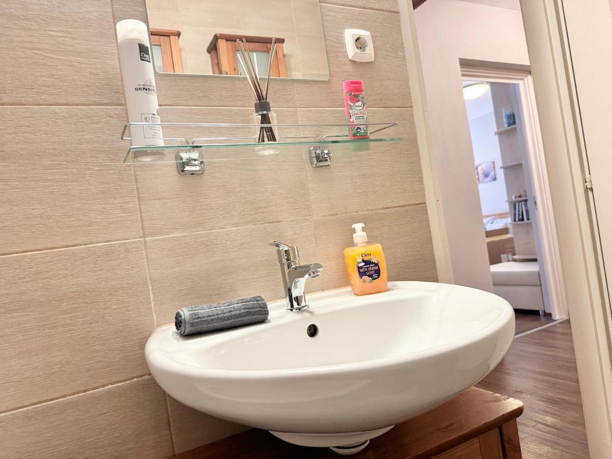 T27 Apartment Free Parking