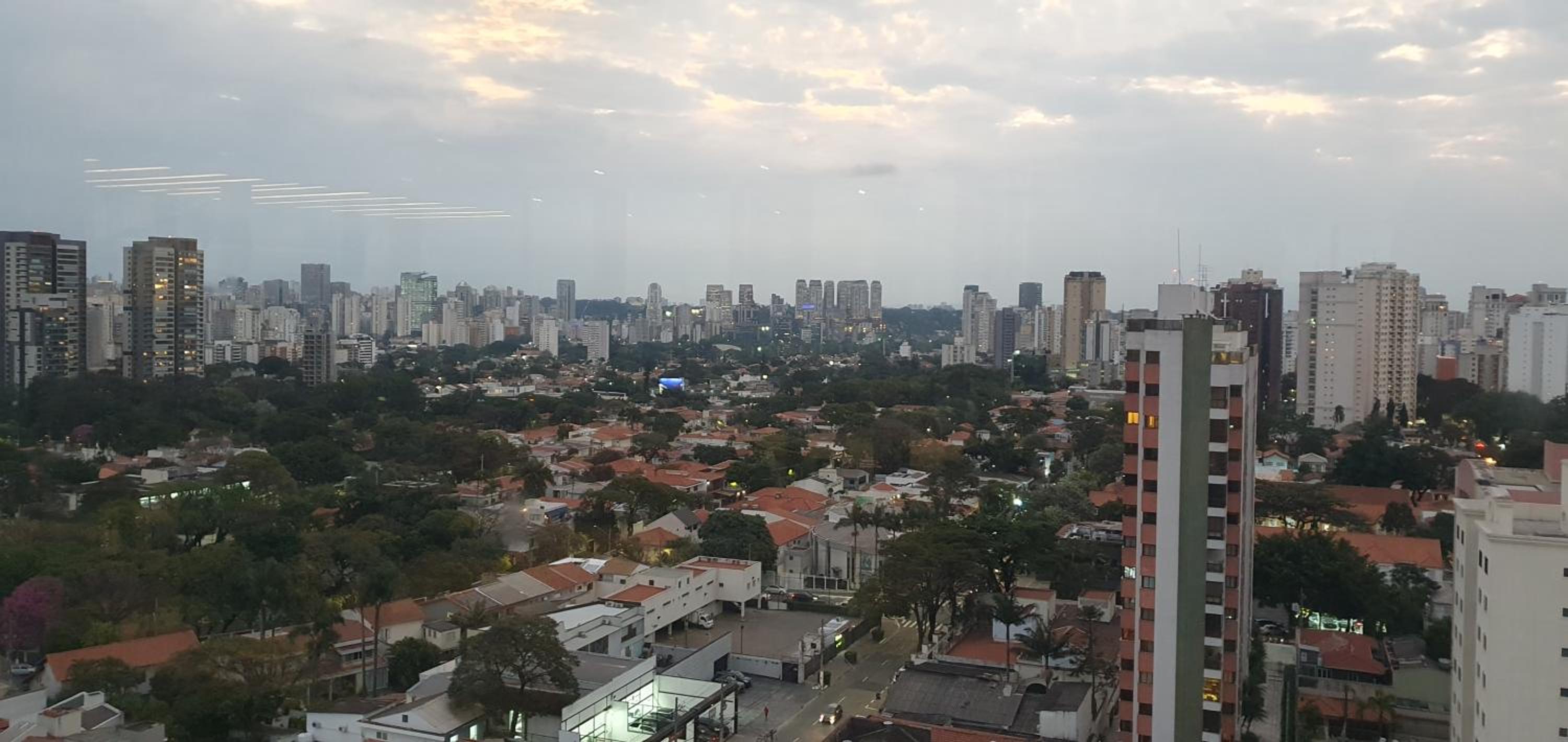 Moema novinho garagem em frente Metro Shopping