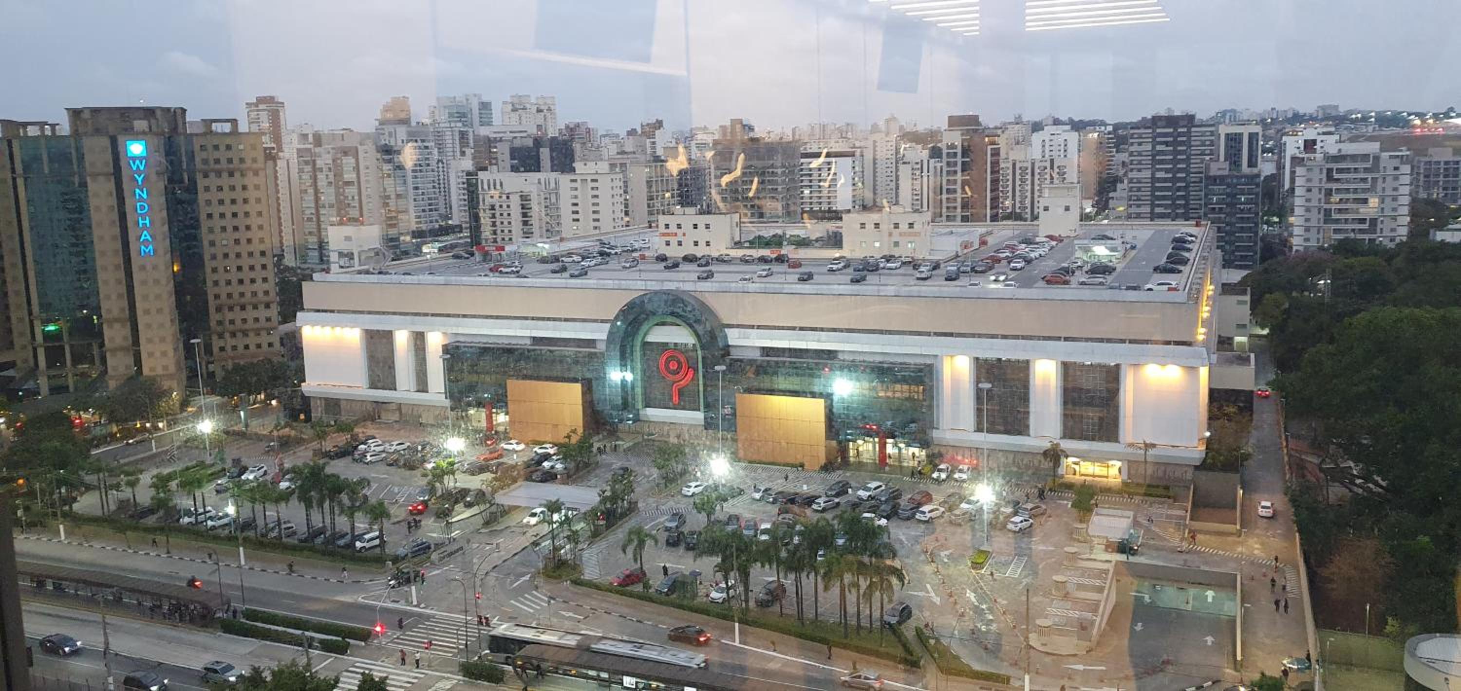 Moema novinho garagem em frente Metro Shopping