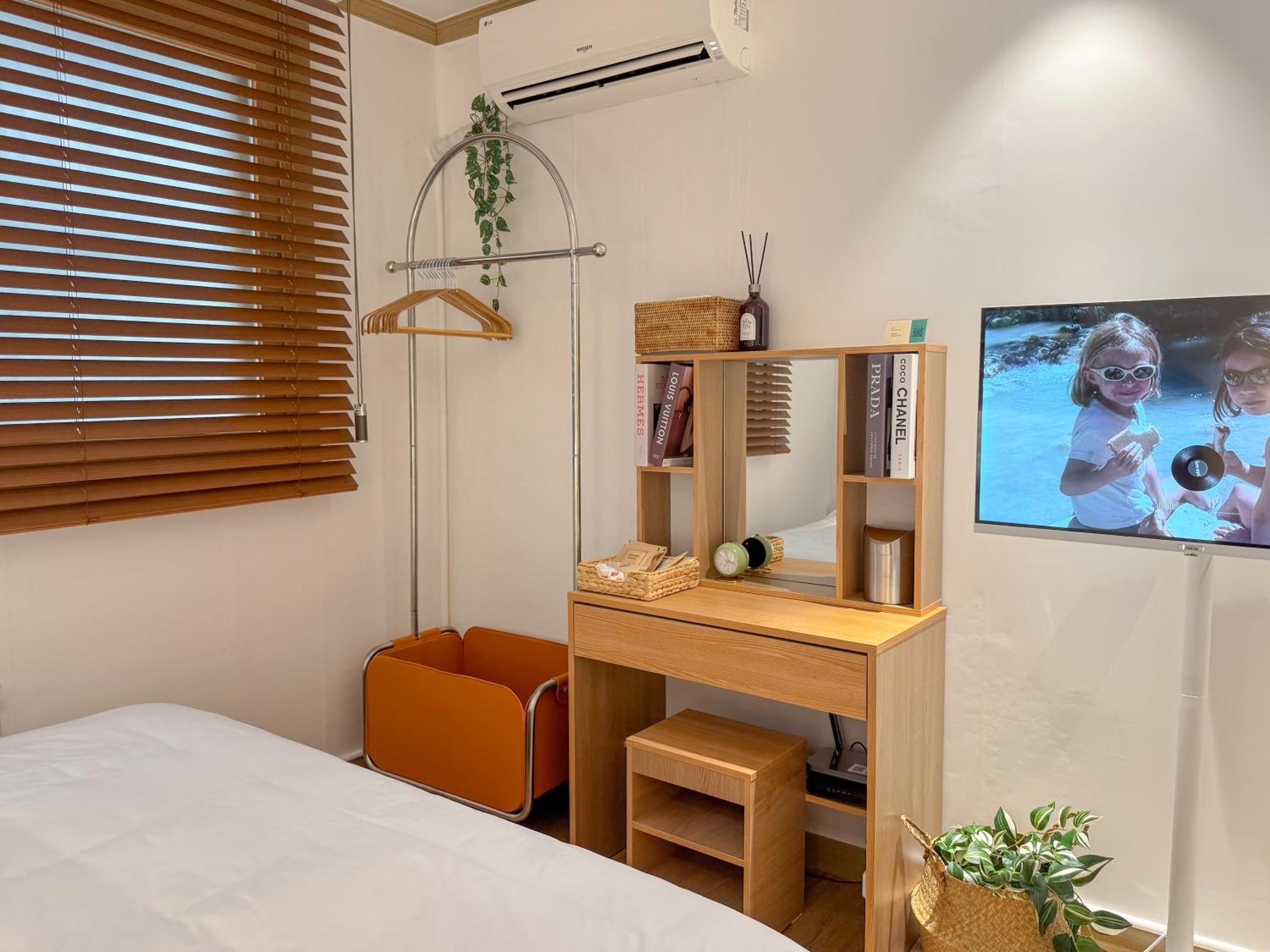 Konkuk University Station 2 Minute Walk Soft Rest in the City Near Seongsu