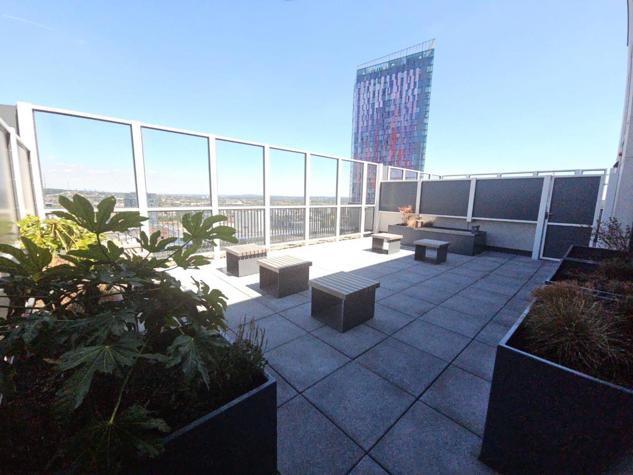Stunning Premium 2 Bed Flat with Great Views - Rooftop on Top Floor