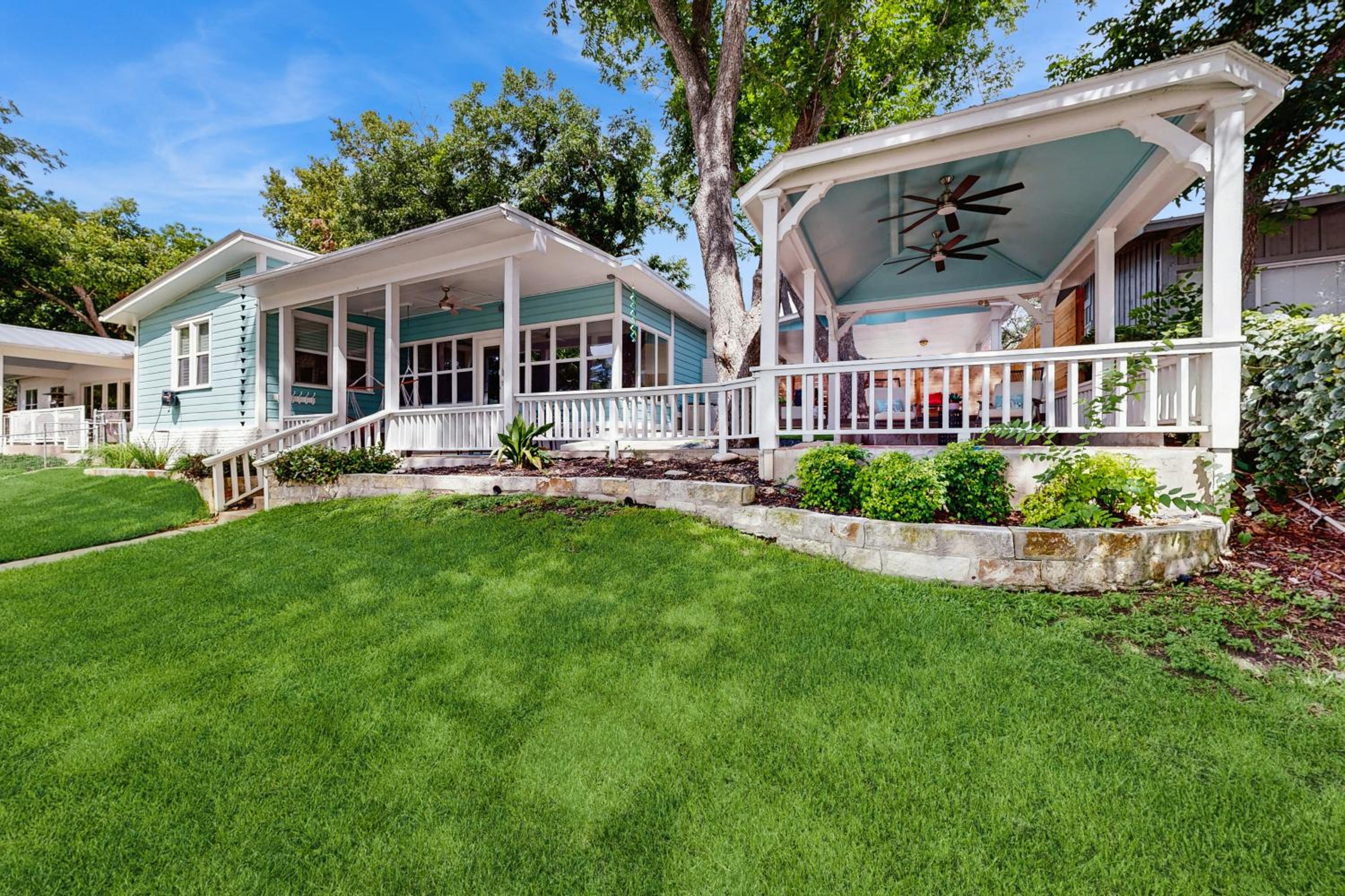2 BR Lakefront Home W and Dock, Patio and BBQ Grill