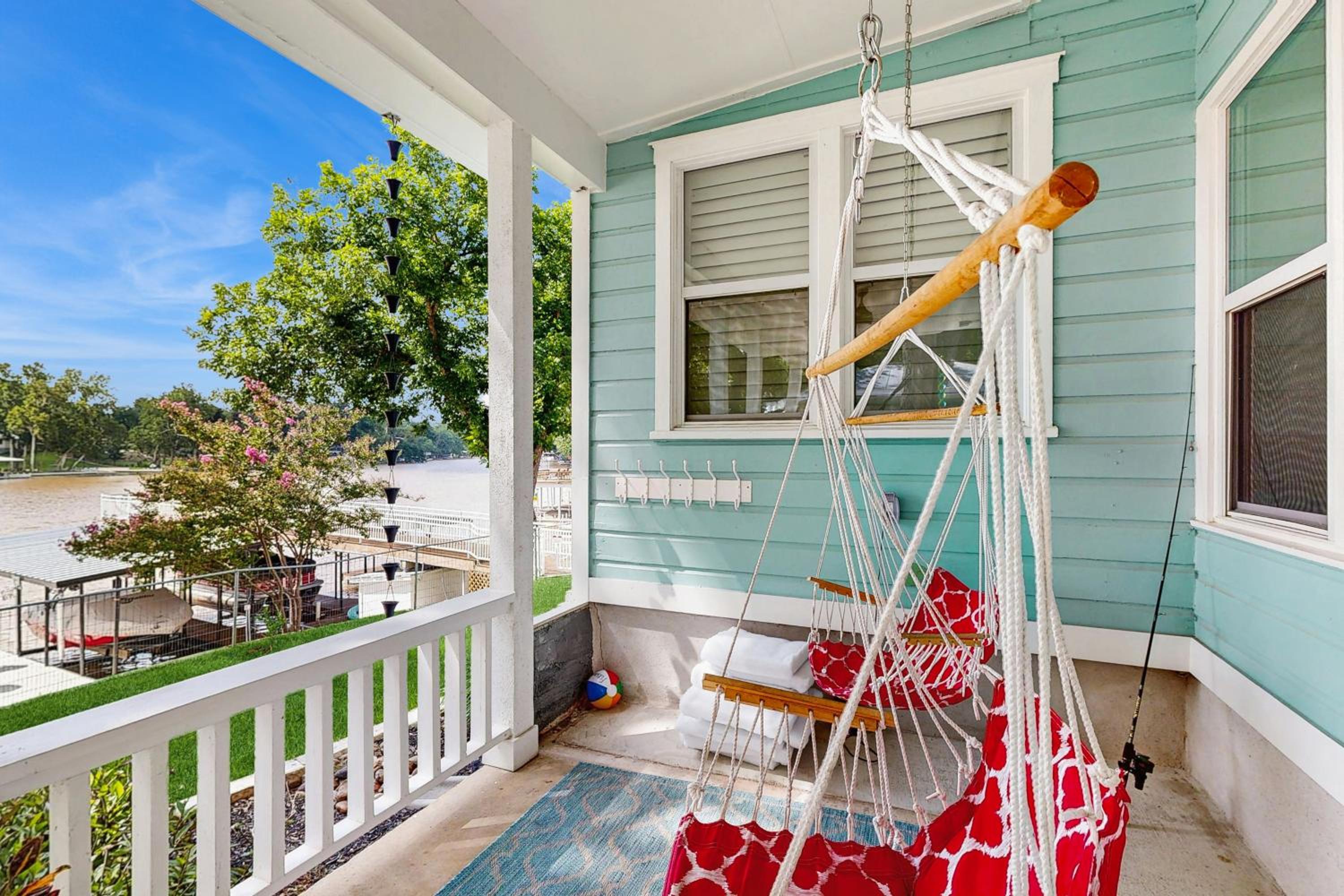 2 BR Lakefront Home W and Dock, Patio and BBQ Grill