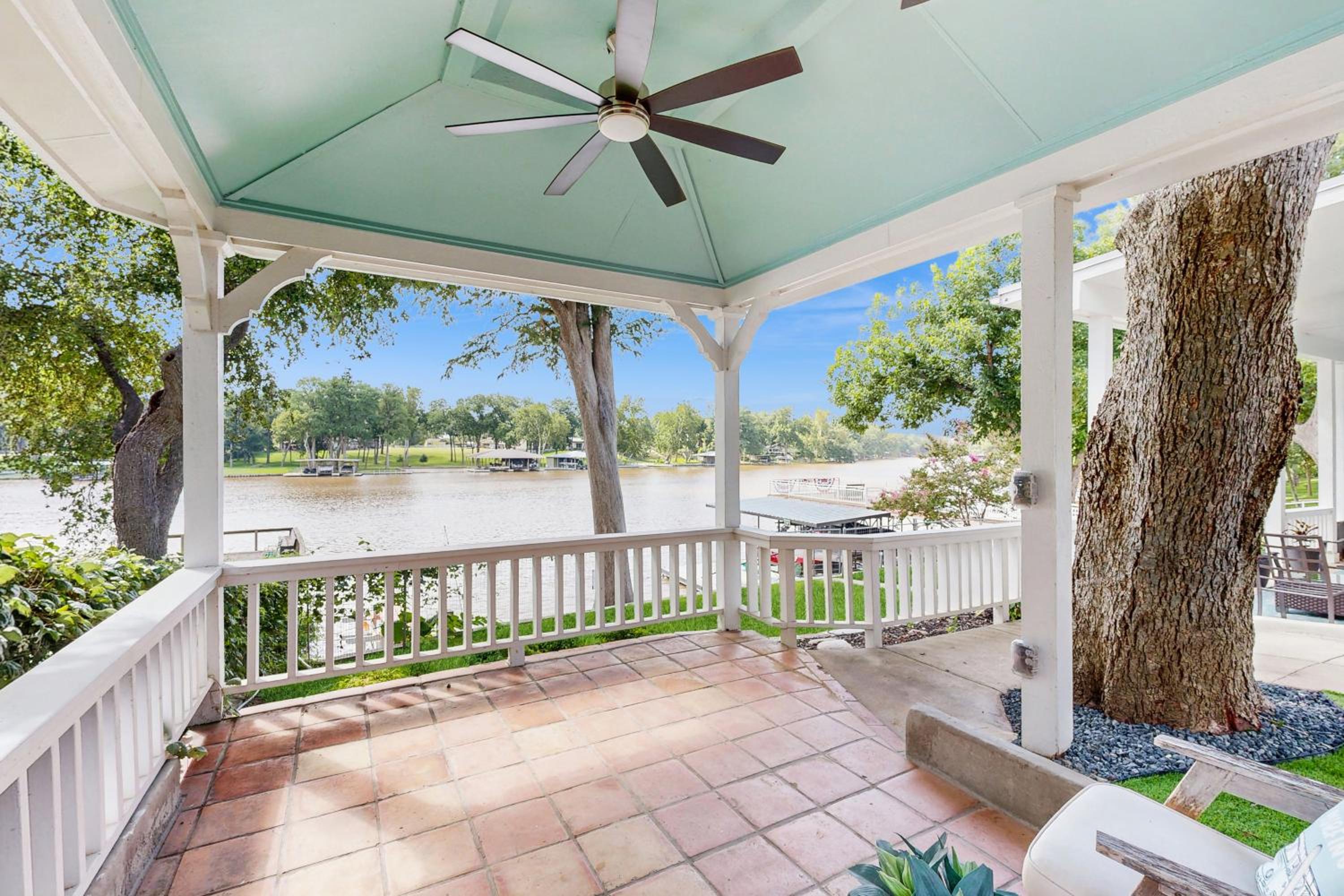 2 BR Lakefront Home W and Dock, Patio and BBQ Grill