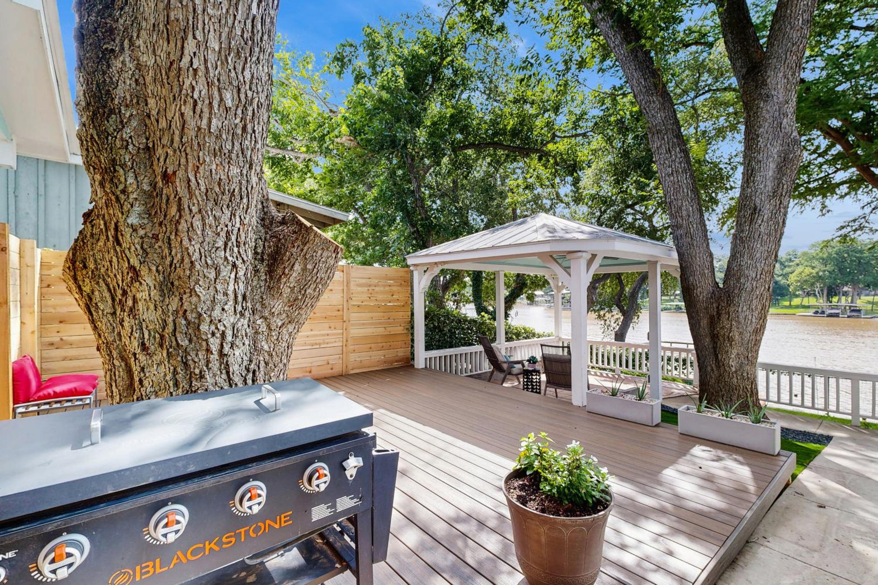 2 BR Lakefront Home W and Dock, Patio and BBQ Grill