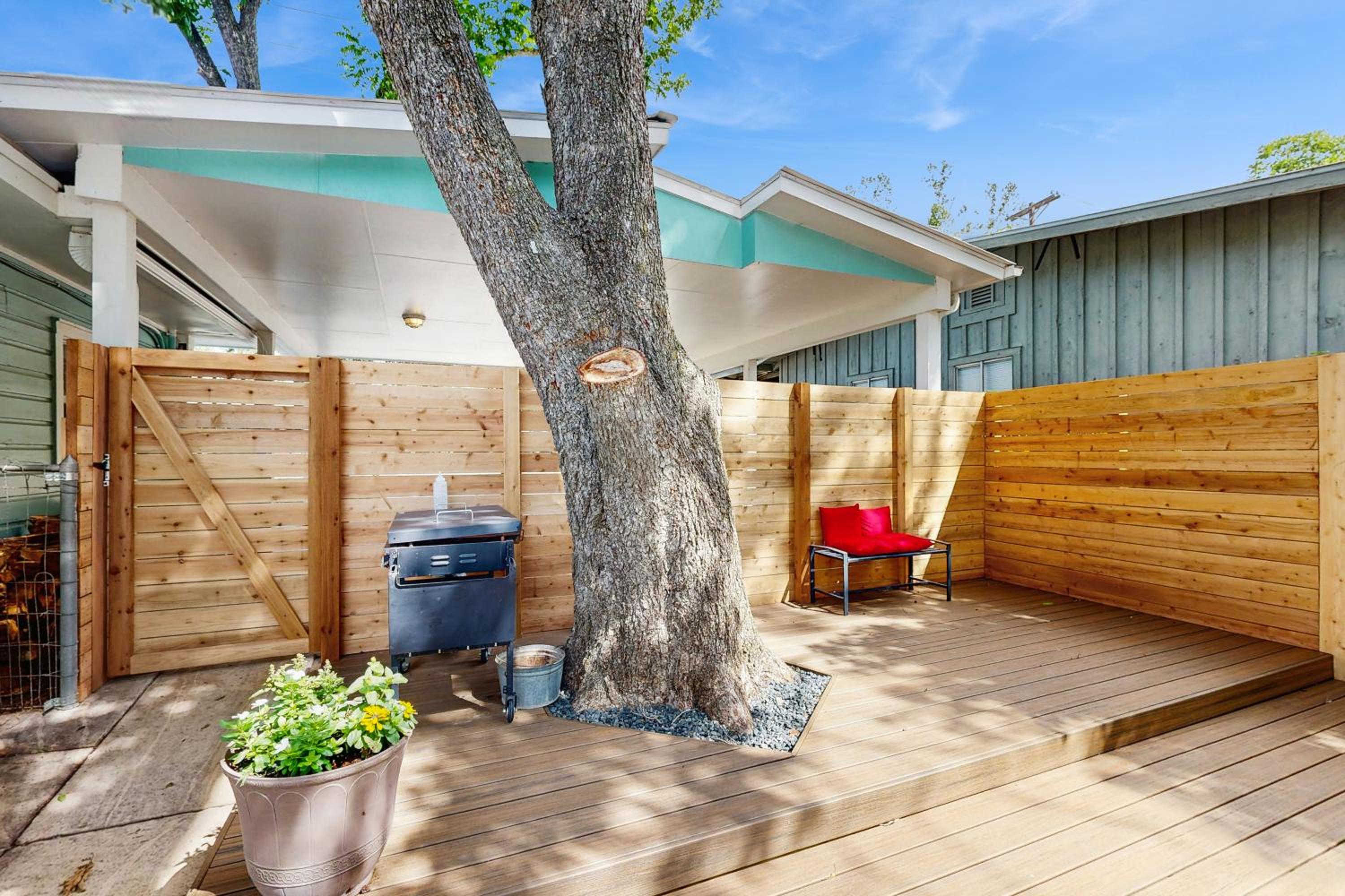 2 BR Lakefront Home W and Dock, Patio and BBQ Grill
