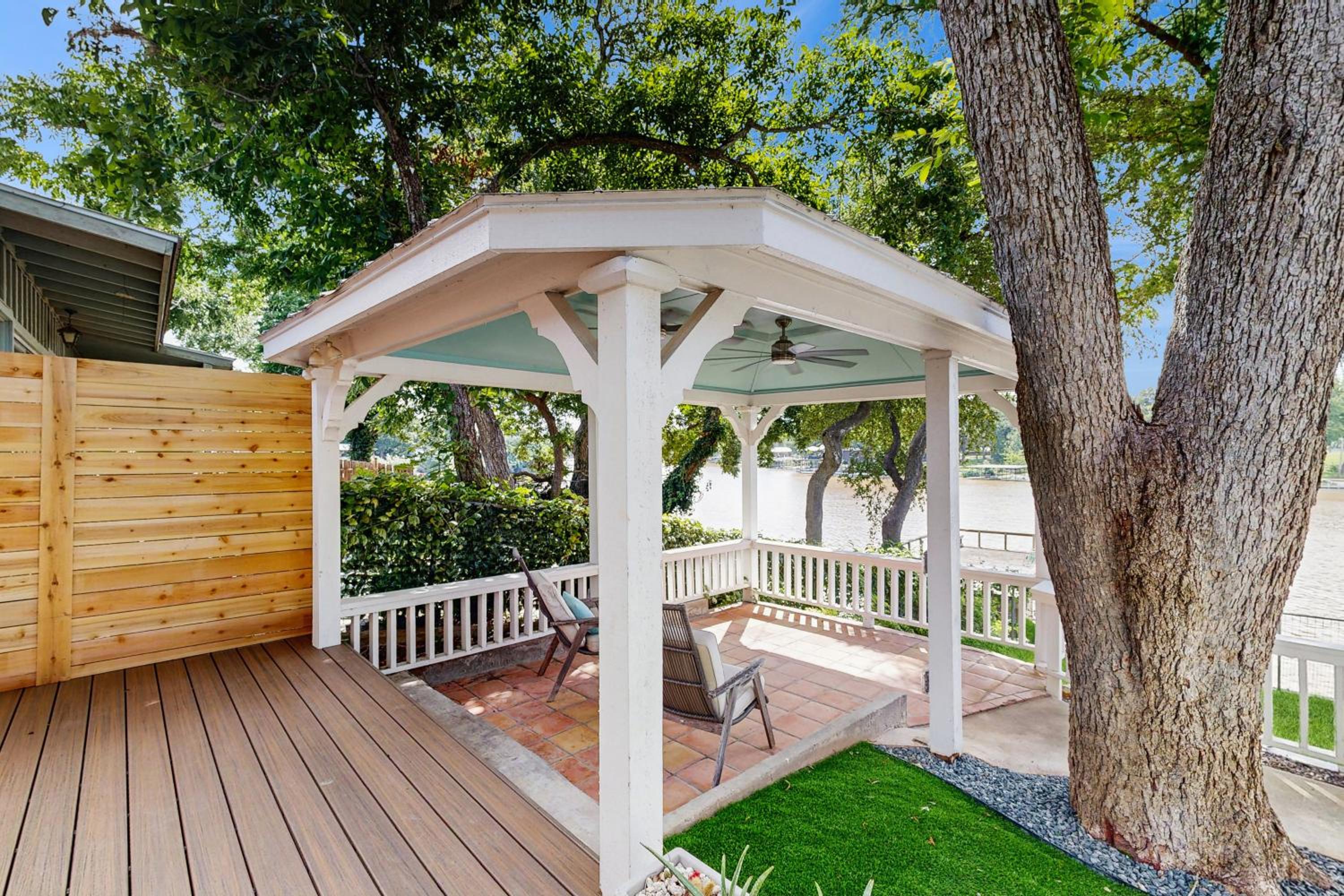 2 BR Lakefront Home W and Dock, Patio and BBQ Grill