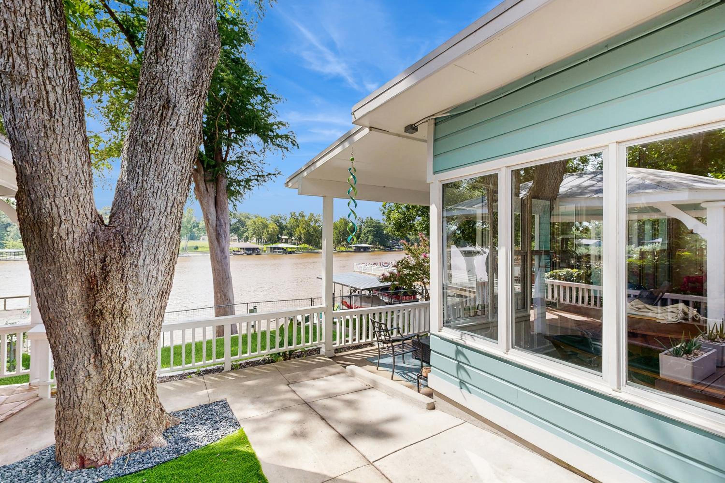 2 BR Lakefront Home W and Dock, Patio and BBQ Grill