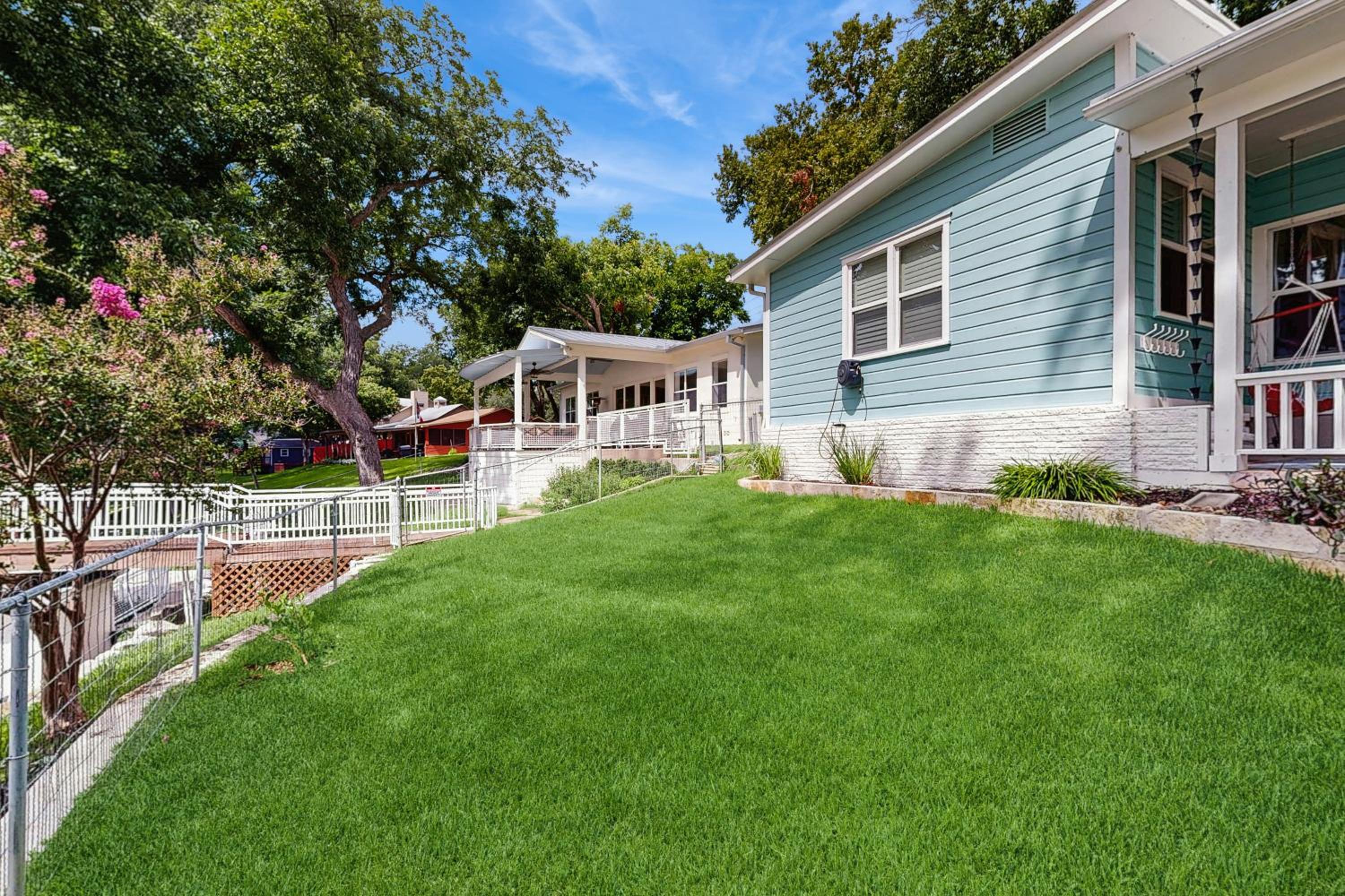 2 BR Lakefront Home W and Dock, Patio and BBQ Grill