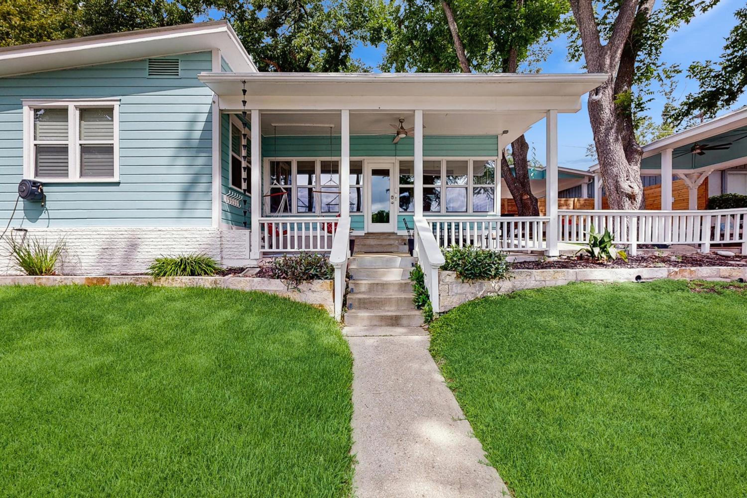 2 BR Lakefront Home W and Dock, Patio and BBQ Grill