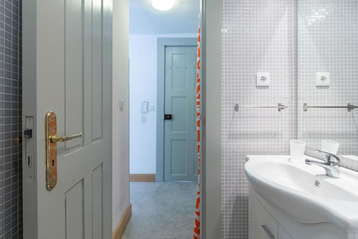 Charming Apartment by Hosty