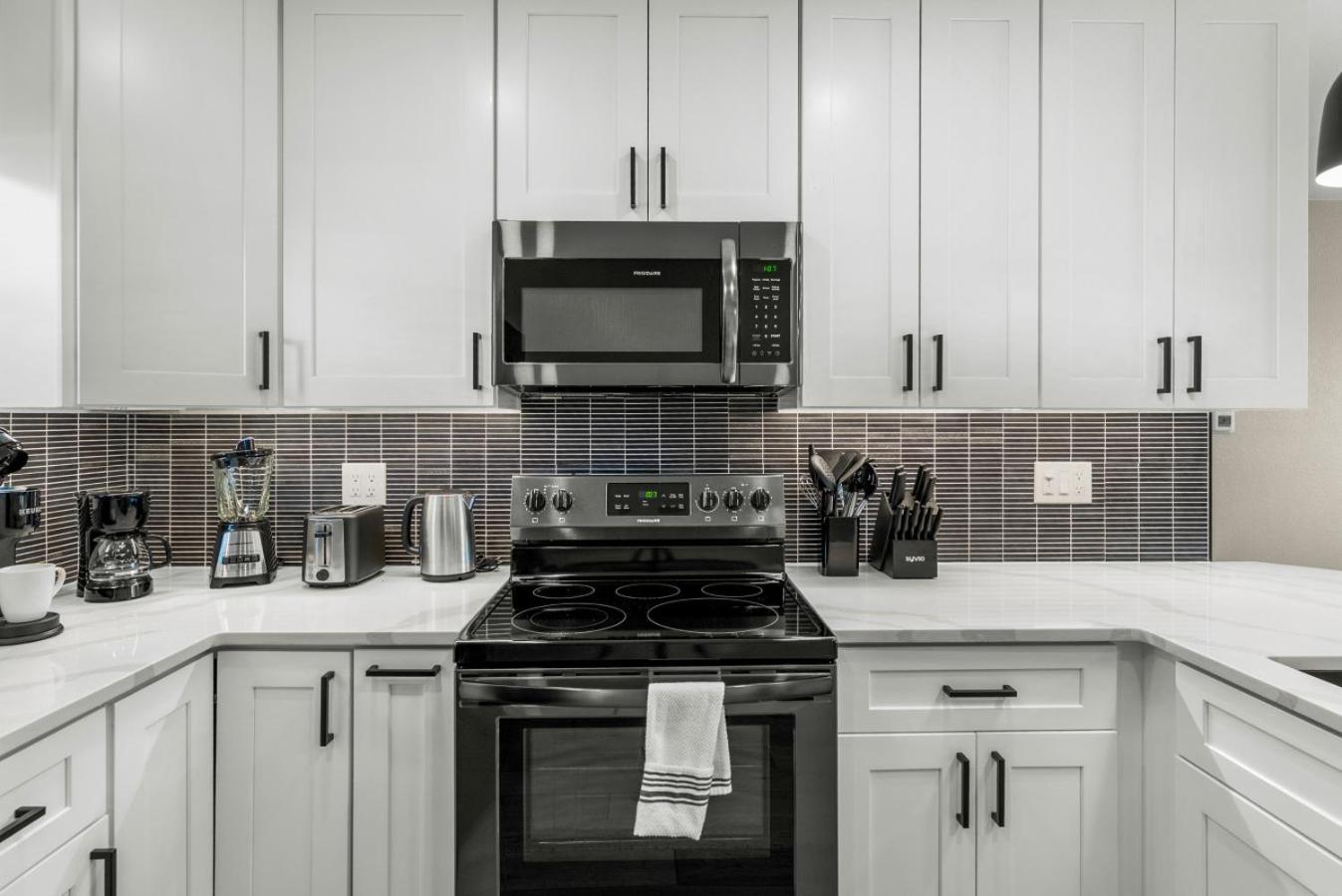 Stylish Arvada Duplex Central Access to Denver