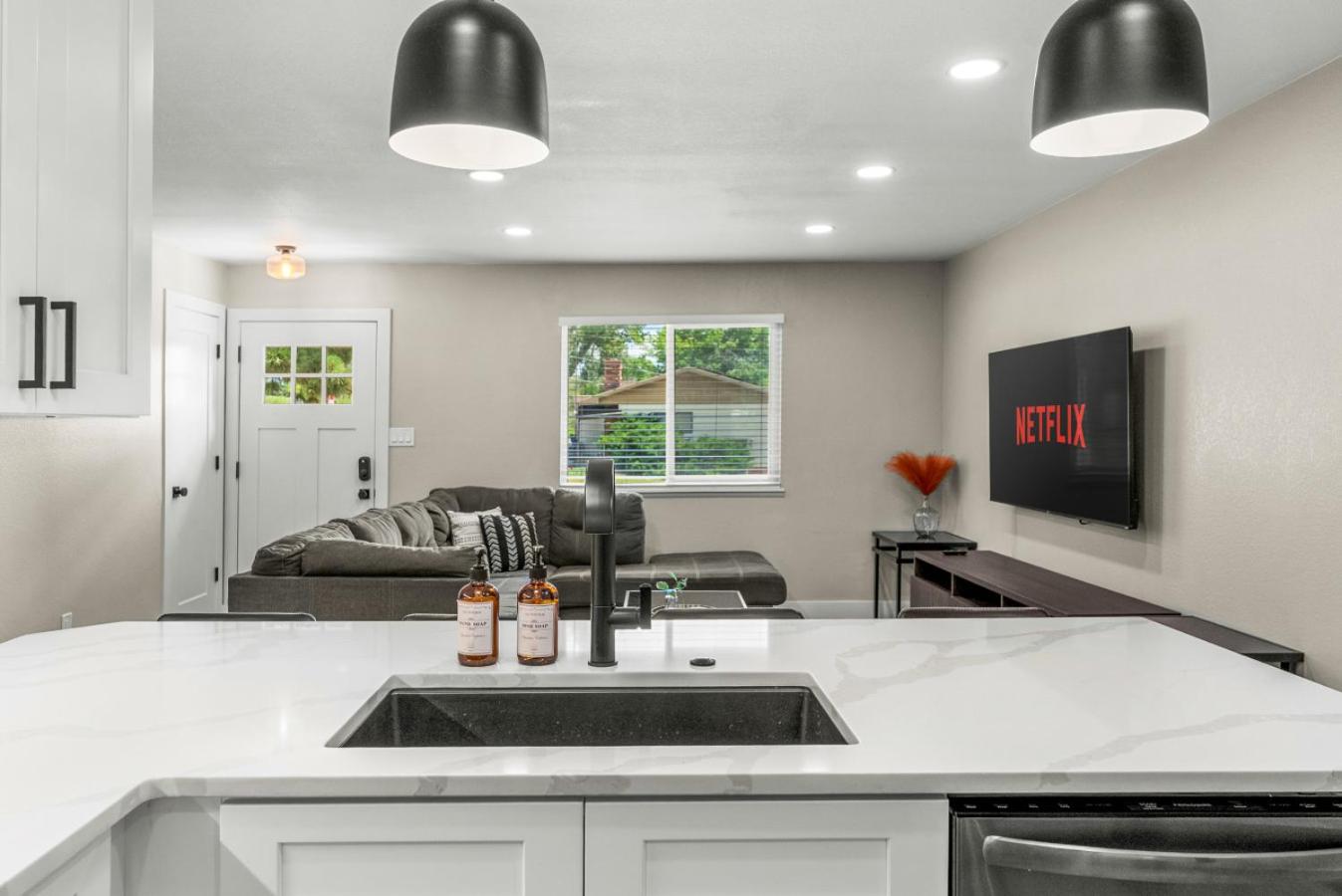 Stylish Arvada Duplex Central Access to Denver