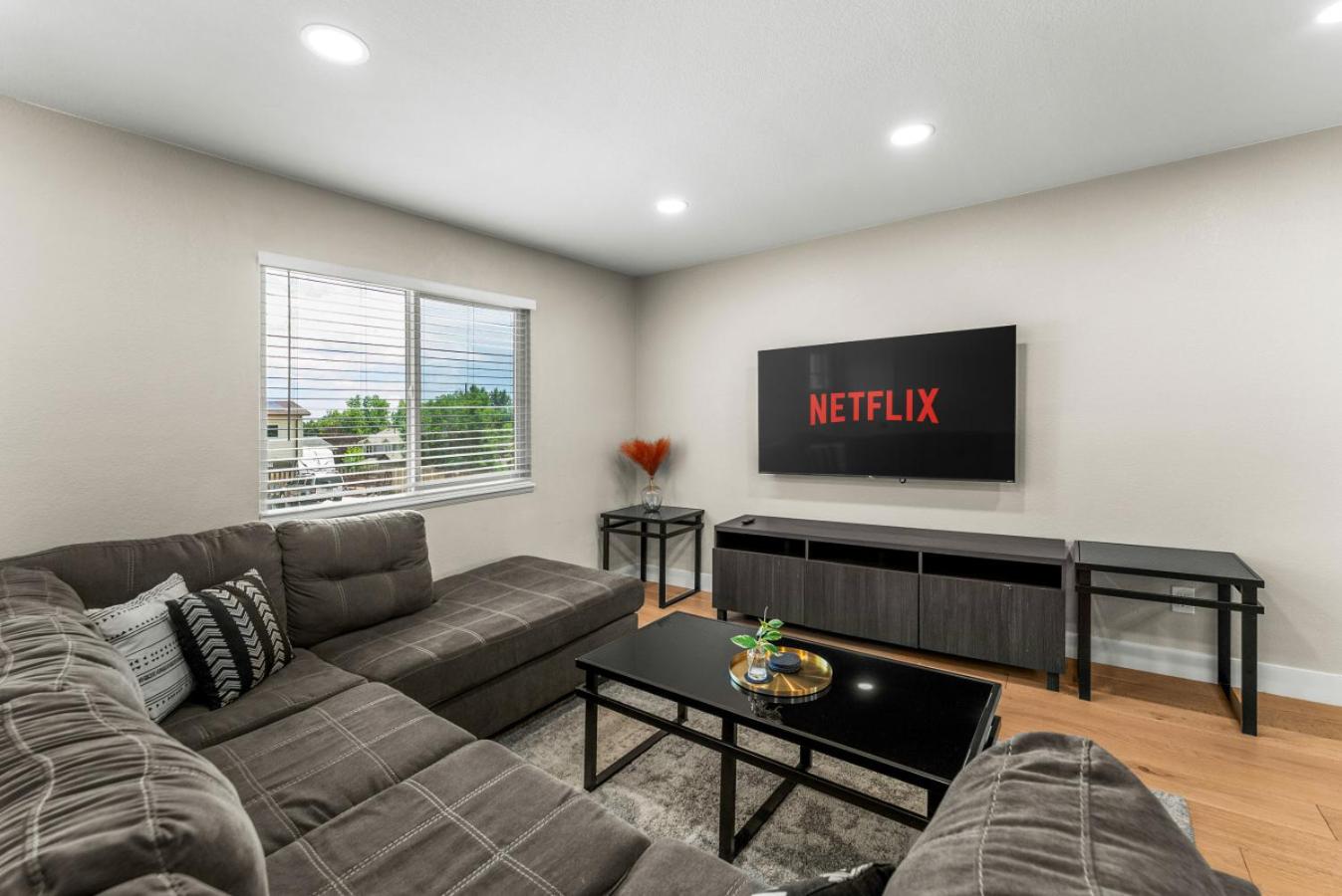 Stylish Arvada Duplex Central Access to Denver